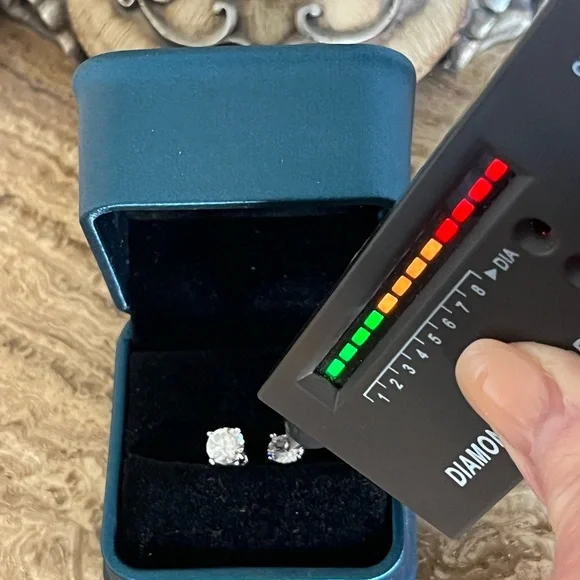 Moissanite stud earrings - Picture 5 of 6